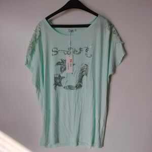 women's shirt with‎ flower print and heel. Mint color. size L / xl.